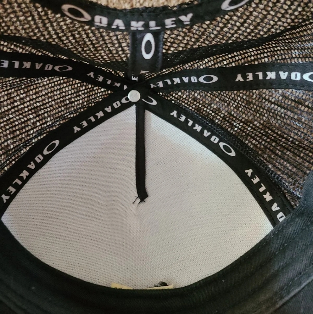 Oakley hat - Picture 2 of 3